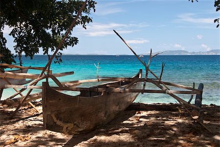 fiona_ayerst (artist) - A canoe on a beach, Indonesia, 2008 Photographie de stock - Aubaine LD & Abonnement, Code: 400-05164150