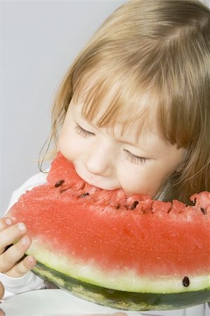 simsearch:400-07568470,k - Little girl holds a slice of the watermelon and eats his Stockbilder - Microstock & Abonnement, Bildnummer: 400-05164703