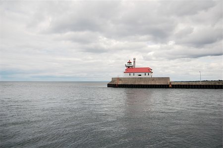 duluth - Lighthouse in Duluth Minnesota on Lake Superior on a cloudy afternoon Stockbilder - Microstock & Abonnement, Bildnummer: 400-05164935