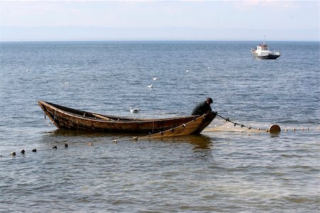 fisherman in a boat watching shoals omul in the net Photographie de stock - Aubaine LD & Abonnement, Code: 400-05166328