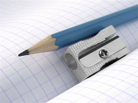 simsearch:400-08295099,k - sharpener and pencil on the workbook page Fotografie stock - Microstock e Abbonamento, Codice: 400-05166786