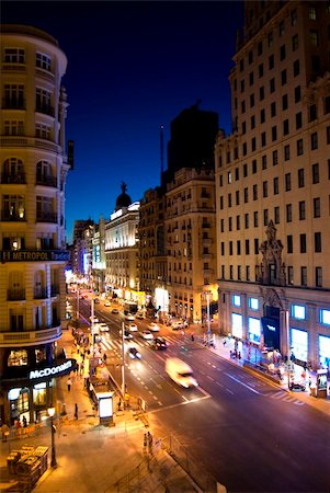 famous buildings in madrid spain - Madrid at night. The Metropolis building from 1905, is known for its architecture. Gran Via street Foto de stock - Super Valor sin royalties y Suscripción, Código: 400-05166879