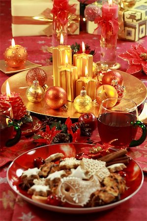simsearch:400-04145237,k - Christmas table setting with hot drink and cookies Foto de stock - Royalty-Free Super Valor e Assinatura, Número: 400-05167473