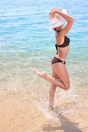 woman relaxing in the afternoon by the sea Photographie de stock - Aubaine LD & Abonnement, Code: 400-05167539