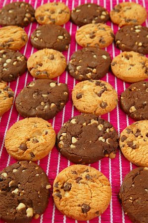 simsearch:400-08862169,k - Chocolate cookie biscuits grid rows arrangement Stockbilder - Microstock & Abonnement, Bildnummer: 400-05167915