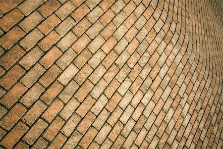 simsearch:400-06094397,k - Diminishing perspective of bent red brick wall Photographie de stock - Aubaine LD & Abonnement, Code: 400-05168694