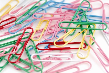 simsearch:400-04354789,k - Close-up of multi-colored paper clips on a white background. Foto de stock - Super Valor sin royalties y Suscripción, Código: 400-05168727