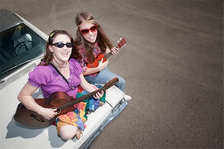 singing in the car - Female Musicians on an Old Car Foto de stock - Super Valor sin royalties y Suscripción, Código: 400-05169563