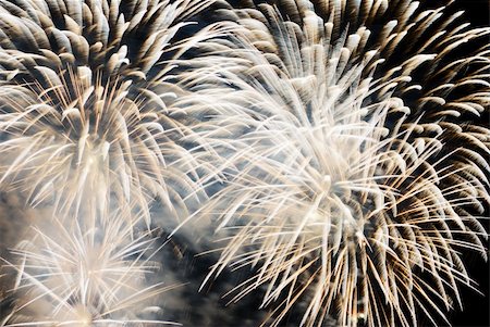 simsearch:614-01593439,k - Pale golden colored fireworks explosion Fotografie stock - Microstock e Abbonamento, Codice: 400-05169726