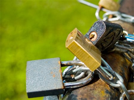 Locks symbolizing an "unbreakable bond" of just-married couple according to Russian tradition. These locks in Riga, Latvia. Foto de stock - Super Valor sin royalties y Suscripción, Código: 400-05160169