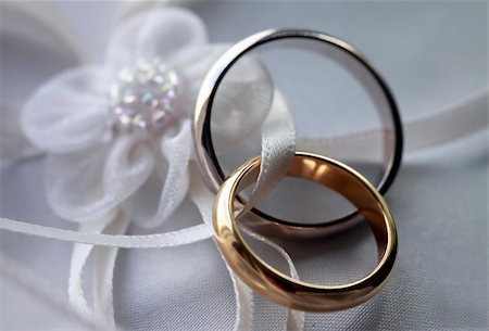 simsearch:400-05161652,k - Wedding rings on a satiny fabric Photographie de stock - Aubaine LD & Abonnement, Code: 400-05160485