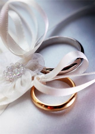 simsearch:400-04694901,k - Wedding rings on a satiny fabric Stock Photo - Budget Royalty-Free & Subscription, Code: 400-05160486