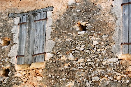 simsearch:400-05352419,k - Abandoned house exterior. Stone wall and weathered window shutter detail. Fotografie stock - Microstock e Abbonamento, Codice: 400-05160787