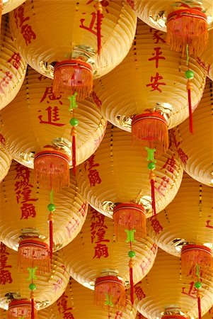 Here are a lot of yellow chinese classic lanterns. Foto de stock - Super Valor sin royalties y Suscripción, Código: 400-05160973