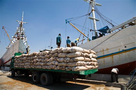 simsearch:400-05021514,k - Makassar schooners (pinisi) in Sunda Kelapa, the old port of Jakarta, Indonesia Photographie de stock - Aubaine LD & Abonnement, Code: 400-05161176