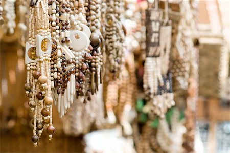 simsearch:625-01751206,k - Close up of wooden handmade necklace jewelry Stockbilder - Microstock & Abonnement, Bildnummer: 400-05161526