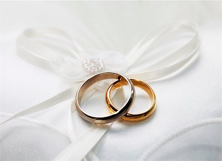 simsearch:400-04694901,k - Wedding rings on a satiny fabric Stock Photo - Budget Royalty-Free & Subscription, Code: 400-05161654