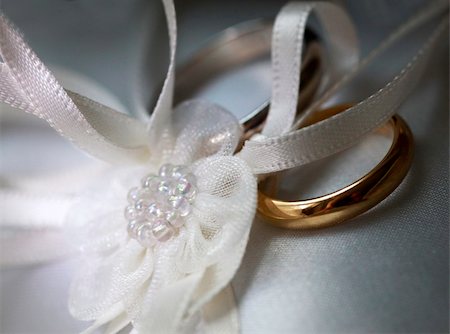 simsearch:400-04694901,k - Wedding rings on a satiny fabric Stock Photo - Budget Royalty-Free & Subscription, Code: 400-05161651