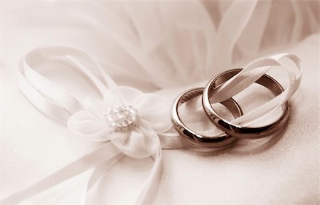 simsearch:400-05161652,k - Wedding rings on a satiny fabric Photographie de stock - Aubaine LD & Abonnement, Code: 400-05161652