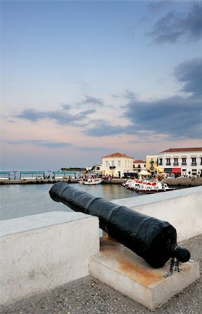 simsearch:400-04718145,k - An old cannon pointing at the new harbour on the island of Spetses, Greece Photographie de stock - Aubaine LD & Abonnement, Code: 400-05162449