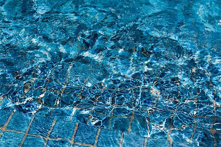 simsearch:400-05215524,k - Background of deep blue swimming pool water sparkling in sunlight Foto de stock - Super Valor sin royalties y Suscripción, Código: 400-05162870