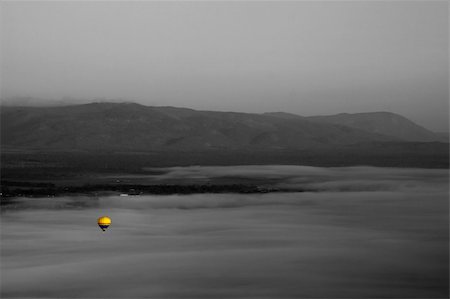 simsearch:700-06675122,k - Hot Air Balloon with Black and White Background Stockbilder - Microstock & Abonnement, Bildnummer: 400-05162977