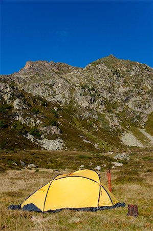 simsearch:400-04277308,k - Petite tente jaune en montagne Pyrénées - Andorre Photographie de stock - Aubaine LD & Abonnement, Code: 400-05174081