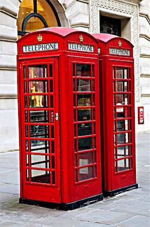 simsearch:400-05174392,k - Two red telephone boxes near on London sidewalk Foto de stock - Royalty-Free Super Valor e Assinatura, Número: 400-05174394