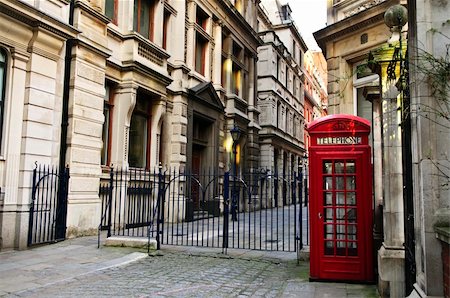 simsearch:400-05174392,k - Red telephone box near old buildings in London Foto de stock - Royalty-Free Super Valor e Assinatura, Número: 400-05174390