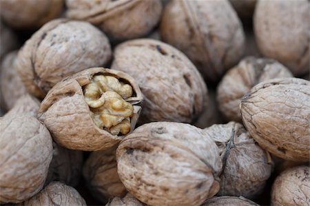 simsearch:696-03396717,k - Walnuts. Close up. One of them is open Stockbilder - Microstock & Abonnement, Bildnummer: 400-05174651