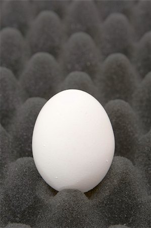 egg in a shipping foam concept Foto de stock - Royalty-Free Super Valor e Assinatura, Número: 400-05174728