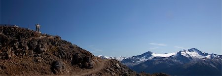 simsearch:400-05175536,k - Banner of an Inukshuk at the top of the Peak in Whistler, BC Fotografie stock - Microstock e Abbonamento, Codice: 400-05175537