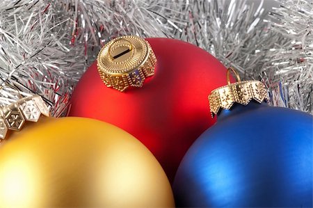 simsearch:400-04411980,k - Colorful christmas balls in silver garland background Fotografie stock - Microstock e Abbonamento, Codice: 400-05177178