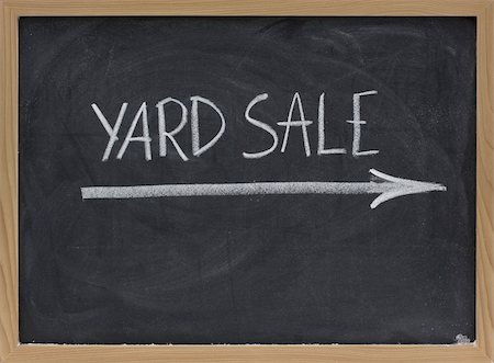 yard sale text handwritten with white chalk on blackboard Foto de stock - Royalty-Free Super Valor e Assinatura, Número: 400-05170189