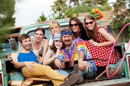 simsearch:400-05169559,k - Groovy Group in the Back of Truck Laughing Foto de stock - Super Valor sin royalties y Suscripción, Código: 400-05170965