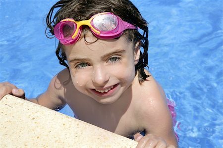 simsearch:400-04608975,k - beautiful little girl smiling in  blue water with pink goggles Stockbilder - Microstock & Abonnement, Bildnummer: 400-05172057