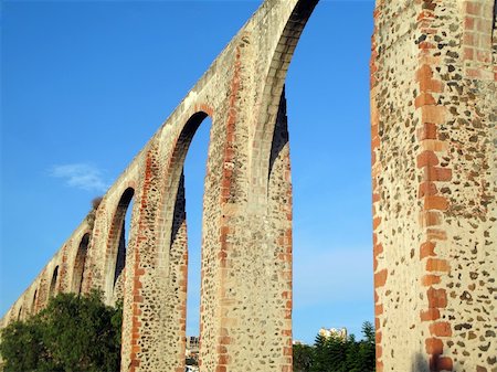 The Los Arcos (aqueduct) in Queretaro, Mexico.  Constructed between 1726 and 1735. Photographie de stock - Aubaine LD & Abonnement, Code: 400-05172834