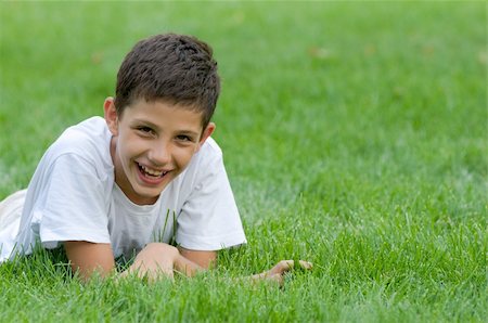 simsearch:400-04643781,k - a boy is smiling on the green grass Foto de stock - Super Valor sin royalties y Suscripción, Código: 400-05173235