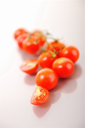 simsearch:400-04753423,k - small wet fresh red tomato group isolated on white with glossy surface reflection Photographie de stock - Aubaine LD & Abonnement, Code: 400-05184000