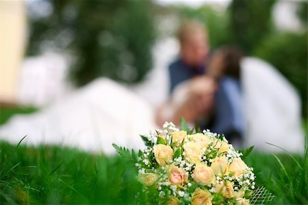 simsearch:400-05208182,k - Wedding kiss, wedding bouquet, summer Photographie de stock - Aubaine LD & Abonnement, Code: 400-05184075