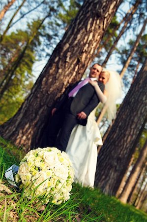 Wedding bouquet, newly-weds look at a bouquet Photographie de stock - Aubaine LD & Abonnement, Code: 400-05184209