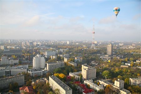 A balloon flies above a city Photographie de stock - Aubaine LD & Abonnement, Code: 400-05184221