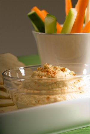 middle eastern hummus dip on a glass bowl with homemade pita bread and raw vegetable Foto de stock - Super Valor sin royalties y Suscripción, Código: 400-05184997