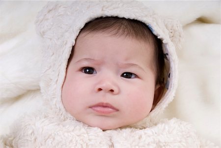 cute baby in bear costume on white blanket Foto de stock - Super Valor sin royalties y Suscripción, Código: 400-05185091