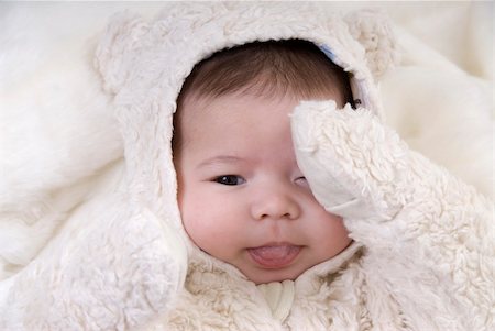 cute baby in bear costume on white blanket Foto de stock - Super Valor sin royalties y Suscripción, Código: 400-05185093