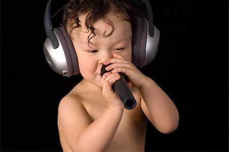 simsearch:400-04196952,k - Sing baby with headphone and microphones, on a black background. Foto de stock - Royalty-Free Super Valor e Assinatura, Número: 400-05185783