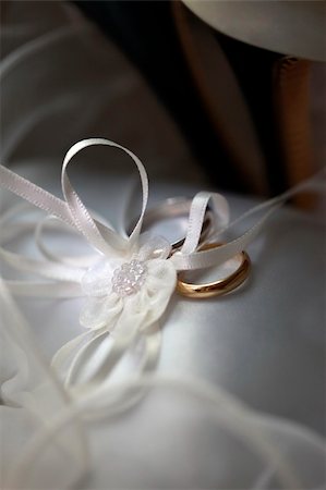 simsearch:400-05161652,k - Wedding rings on a satiny fabric Photographie de stock - Aubaine LD & Abonnement, Code: 400-05185909