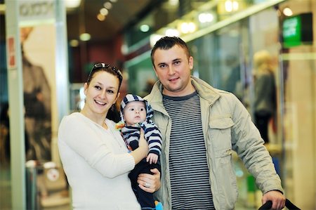 parents shopping trolley - happy young family in shopping centre indoor Foto de stock - Super Valor sin royalties y Suscripción, Código: 400-05186338