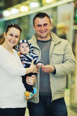 happy young family in shopping centre indoor Photographie de stock - Aubaine LD & Abonnement, Code: 400-05186343