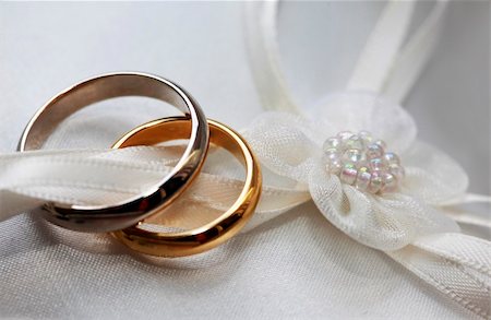 simsearch:400-05161652,k - Wedding rings on a white satiny fabric Photographie de stock - Aubaine LD & Abonnement, Code: 400-05186355